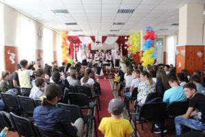 ARTISTISM, ȚINUTĂ, GESTICĂ, MIMICĂ, ATITUDINE, într-un cuvânt- DRAMATIZARE !